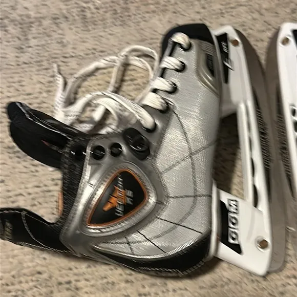 CCM Vector 7.5 Proformance Profile Hockey Skates ERPL Youth Size 1.5