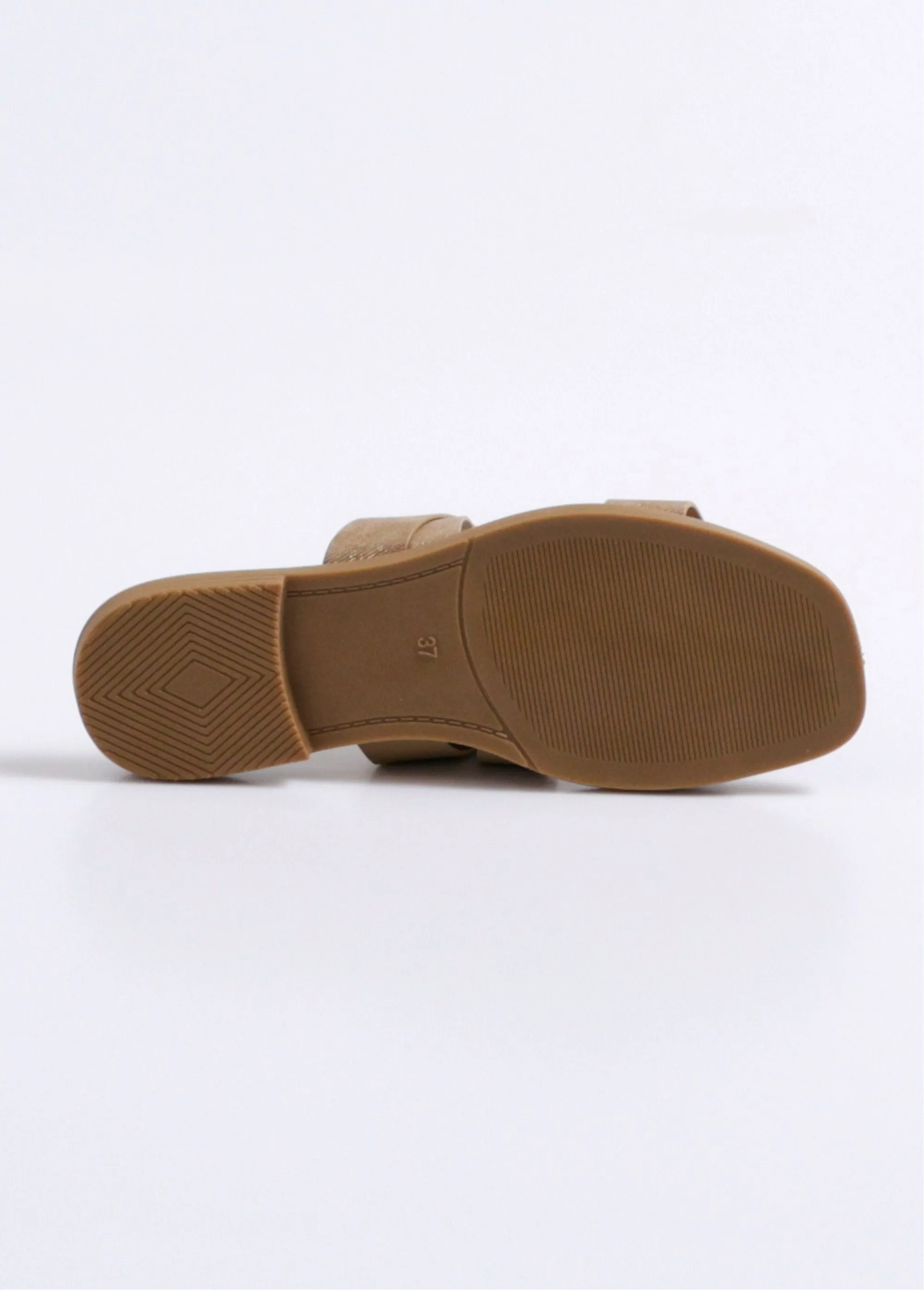 Flat mules with metallic straps