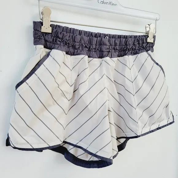 Lululemon Shake &amp; Break ShortSlalom Stripe Angel Wing  Soot Light size 6