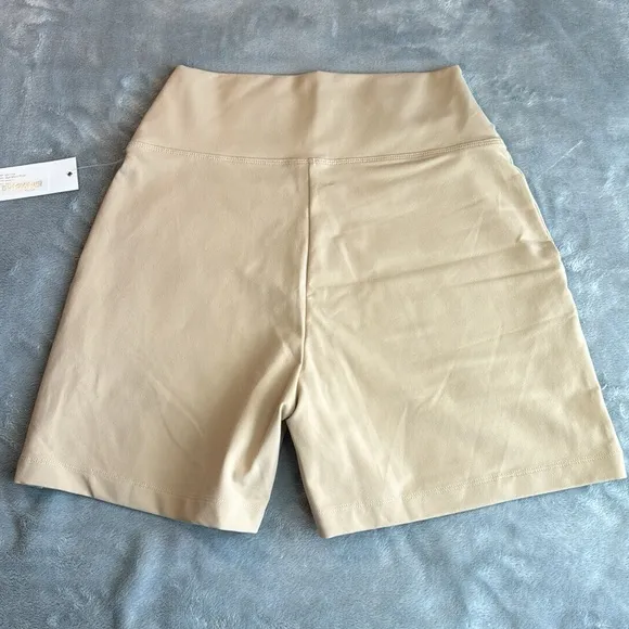 NWT KiraGrace High-Waist Short Cream Size Small