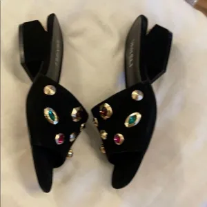 VANELI BLACK SUEDE STUDDED MULES.    NEW