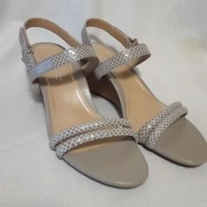 Vionic Emmy lizard wedge open toe sandals in aluminium leather size 9.5